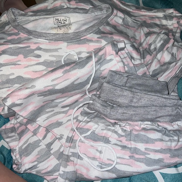 Cutest out fit to have; around the house or quick grocery store run and be relax - Picture 1 of 5